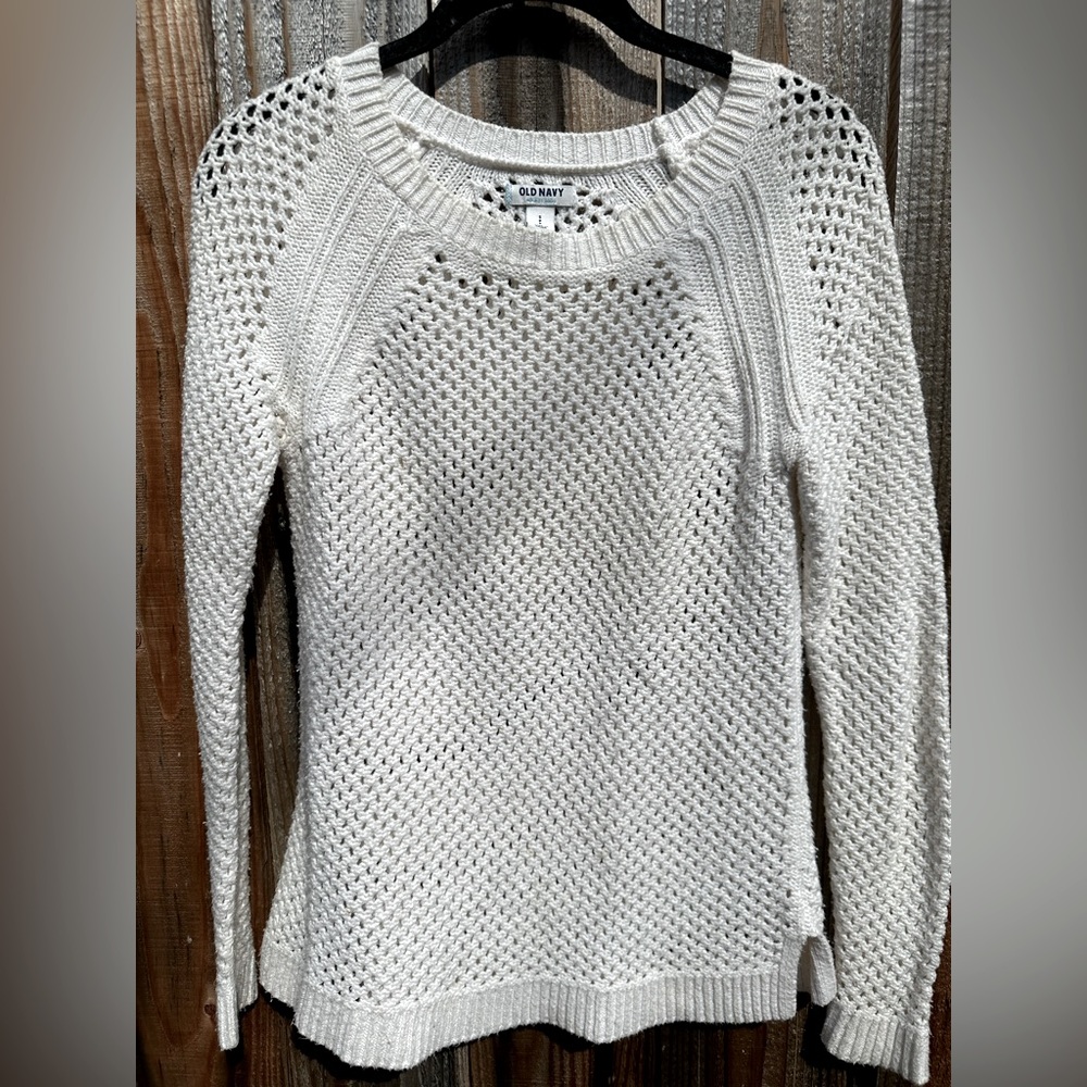 Sweater. SIZE: S
COLOR: White
BRAND: Old Navy